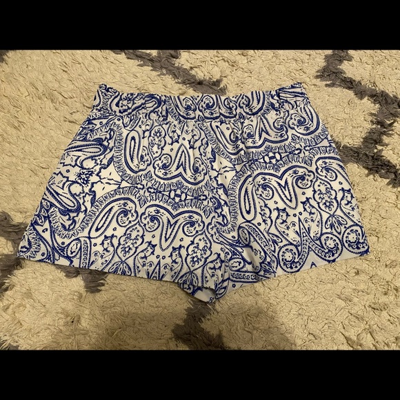 Guess Summer Shorts - Picture 2 of 3